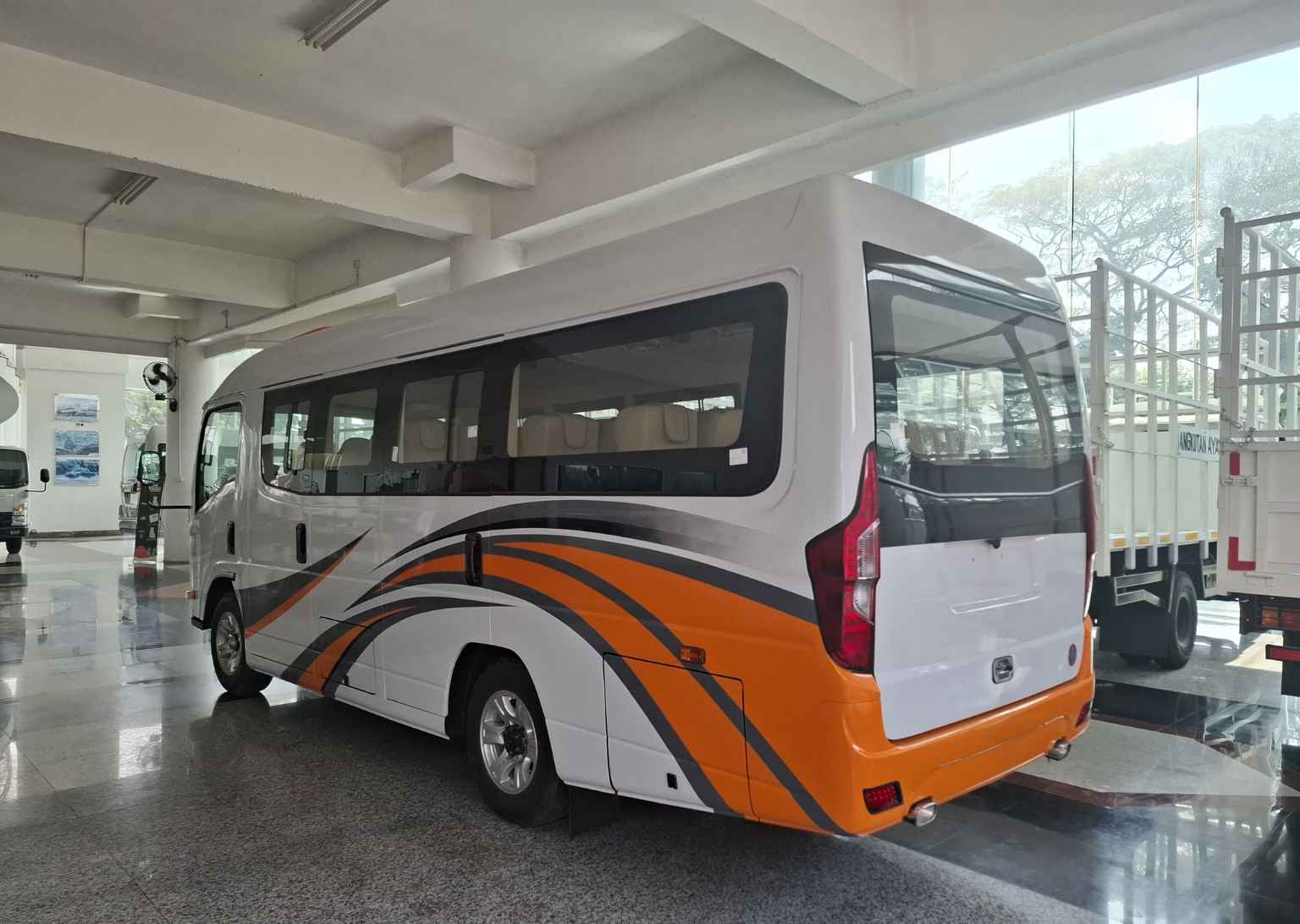 Kelebihan Sewa Mobil Elf Jakarta